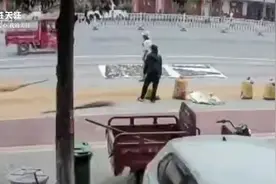 河南村民马路晒粮被洒水车喷水打湿 环卫局：道路禁止晒粮视频封面