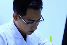 多年前大叔帮助过一个男子，多年后男孩奋力抢救大叔，结尾太感人视频封面