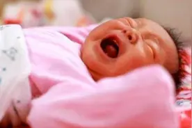 新生儿哭闹不吃奶，妈妈掀开宝宝衣服，原来都是婆婆动了“手脚”视频封面