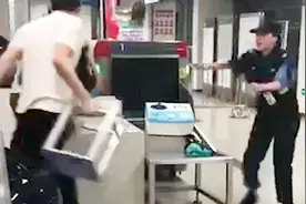 两男子因拒绝安检拿凳子殴打地铁安检员，警方已介入调查！视频封面