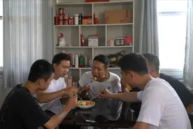 二牛想吃热豆腐，让小舅子从家捎带些，做成蘸汁豆腐大家都尝尝视频封面