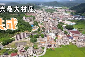 航拍广东新兴县最大的村庄，共成，人口超2万