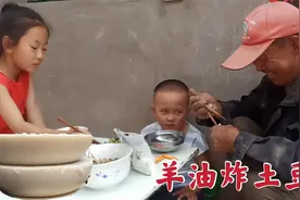 洁白的羊油不能浪费，农村人用来炸土豆，味道不一般视频封面