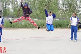 小伙伴们一起玩跳绳，没想青铜妈妈竟是花式跳绳王者，真厉害视频封面