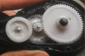 粉丝投稿：扫地机器人瘸了，如何拆解与更换里边损坏的齿轮视频封面