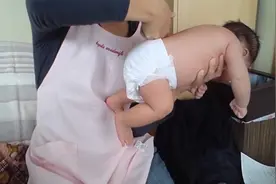 护士用手指刮新生儿背部，宝宝的本能反应太好玩，神奇的婴儿本能视频封面