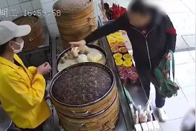 男子带孩子买包子，用手摸过食物后不买，店员处理方式获网友点赞视频封面