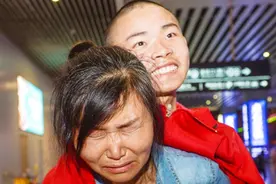 母亲背病重儿子北京圆梦后续：以后她想暂停工作全身心陪伴儿子视频封面