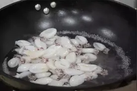 教你在家炒韭菜墨鱼，简单易做，墨鱼鲜嫩，韭香味浓视频封面