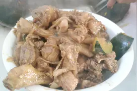 徐州农村人最喜欢吃的一道“硬菜”——土锅炖南瓜鸡，是这样烧制视频封面