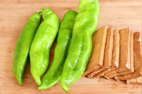 饭店的青椒炒豆腐干为啥那么好吃，诀窍很多人不知道，技巧都在这视频封面