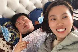 小伙睡着后媳妇开始搞怪，把小伙脸画成大花猫，起来会不会骂我？视频封面