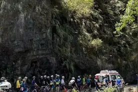 湖南张家界自行车赛一参赛女子摔下山崖，医院：伤者已去世视频封面