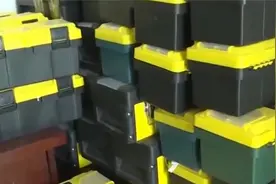 家里藏182个神秘箱子，里头装着7000万现金，箱子来历更是离奇视频封面
