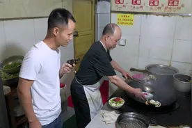 厨师长探店十秒成菜“桥头三嫩”，肚头、腰花、嫩肝，自贡家常味视频封面