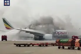 突发！上海浦东机场一架货机起火视频封面