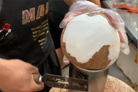 夜市卖15元一个的老椰子，帮开壳还帮削皮，看完他操作你觉得值吗视频封面