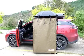 比亚迪牌小房车加个这样的车边帐篷 不比房车的差 大家觉得怎么样视频封面