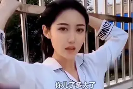 盘点挺突然的尴尬瞬间，小姐姐走在灯光下，影子都显得格外优雅视频封面
