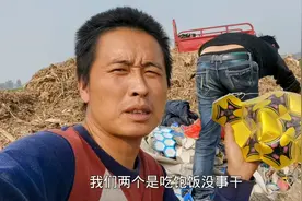 农民在垃圾堆里面捡东西，里面到底有啥好东西，俩人跟捡宝贝似的视频封面