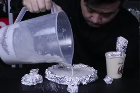 发现一个妙招，巧用铝箔纸和石膏粉，轻松做出硬核的岩石模型地台视频封面