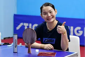 球拍是我们的武器，要对它好一点，佳佳分享长胶打法选手日常粘拍视频封面