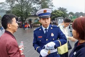 暖心！森林消防员在景区看到自己的父母视频封面