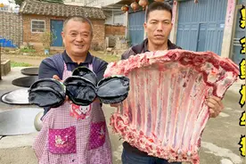 300一斤的黑金鲍鱼，炖上整扇牛排，大口吃肉大碗喝酒，真爽！视频封面