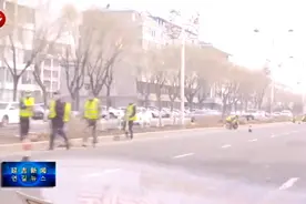 春季绿化正当时 园林工人补植忙视频封面