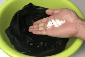 黑裤子褪色严重不要慌，教你一招，衣服再也不会褪色了，快学学视频封面