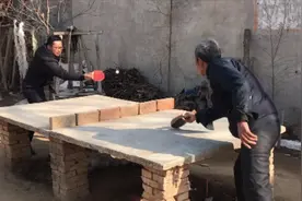 农哥陪父亲打乒乓球，77岁老父亲英勇不减当年，农家小院欢乐多多视频封面
