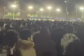 15例为中小学生！天津新增20例阳性感染者，市民深夜排队做核酸视频封面