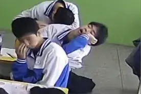 男生上课睡着东倒西歪摔地上 网友：一石二鸟 后面两个也被叫醒了视频封面