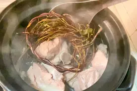 立夏后，多喝“鸡骨草猪骨汤”，养生靓汤，汤味甘甜，老少皆宜视频封面