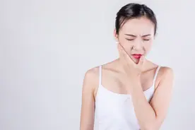 反复嘴唇溃疡怪上火？可能与这3种情况分不开，医生教你如何处理视频封面