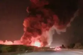 突发！济广高速惠州段两辆货车相撞起火，现场火光冲天视频封面