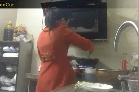小女儿跟她爸通话他来了深圳，送香肠来，没拿回家就去他住处看视频封面