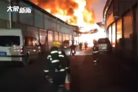 广西南宁一修车铺突发大火！消防队员逆行火场，共出动26辆消防车视频封面