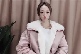 粉色毛领双拼羽绒服，这款非常轻便哦，冬季女生必备视频封面