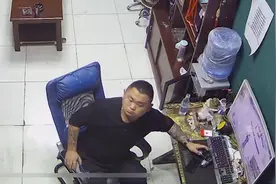 男子认真打游戏身边突然传出女人笑声，吓到头皮发麻视频封面