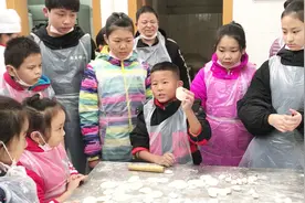 擀包子皮男孩来到福利院里包饺子视频封面