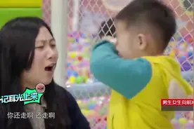 熊孩子太自私，游乐场里抢玩具咬人，妈妈气的抬手就揍！视频封面