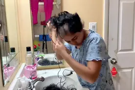 女子挑战自我，自己动手把头发剪掉剃光，看着很过瘾视频封面