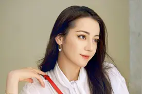 人间绝色！迪丽热巴穿黑色高开叉胸衣长裙亮相发布会视频封面