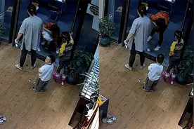 男孩吃糖被老板娘不断拍打后背，这一幕被拍下，网友：太赞了视频封面
