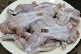 干锅牛蛙的家常做法，秘制酱料这样调，肉嫩入味，味道比饭店的好视频封面
