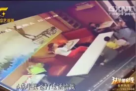 男孩快餐店内，边充电边玩手机不幸被电击身亡，监控记录全程视频封面