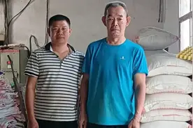 湖北小伙陈小锋：收留流浪聋哑汉，12年同吃同住，感动了无数人！视频封面