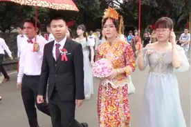 福建一帅哥迎亲，出门时队伍浩浩荡荡，新娘的头饰是真金的吗？视频封面