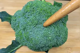 炒西兰花，直接焯水是大错，教你正确做法，脆嫩入味好看又好吃视频封面